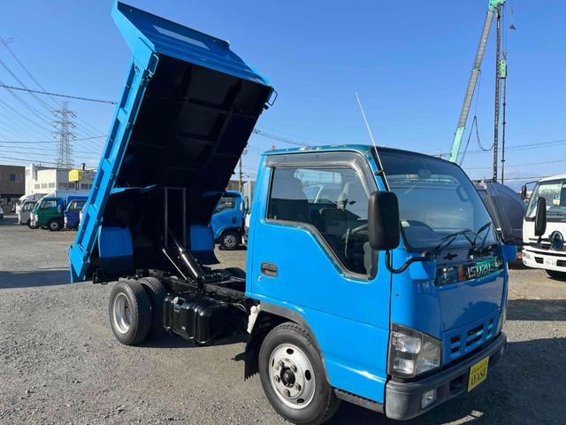 エルフトラック ２ｔ積み全低床ダンプ　５速ＭＴ　４ナンバー　５ｔ限定免許対応　２ｔダンプ　全低床　４ナンバー車　５速ＭＴ　新明和製３方開ボディー　荷台内寸長３０５幅１６０高３２ｃｍ　リヤ荷台地上高８５ｃｍ　車両総重量４９７５キロ　５ｔ限定免許対応車（30枚目）