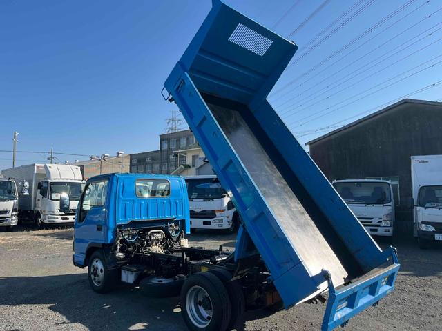 エルフトラック ２ｔ積み全低床ダンプ　５速ＭＴ　４ナンバー　５ｔ限定免許対応　２ｔダンプ　全低床　４ナンバー車　５速ＭＴ　新明和製３方開ボディー　荷台内寸長３０５幅１６０高３２ｃｍ　リヤ荷台地上高８５ｃｍ　車両総重量４９７５キロ　５ｔ限定免許対応車（31枚目）