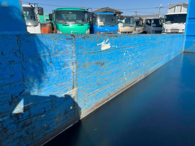 エルフトラック ２ｔ積み全低床ダンプ　５速ＭＴ　４ナンバー　５ｔ限定免許対応　２ｔダンプ　全低床　４ナンバー車　５速ＭＴ　新明和製３方開ボディー　荷台内寸長３０５幅１６０高３２ｃｍ　リヤ荷台地上高８５ｃｍ　車両総重量４９７５キロ　５ｔ限定免許対応車（33枚目）