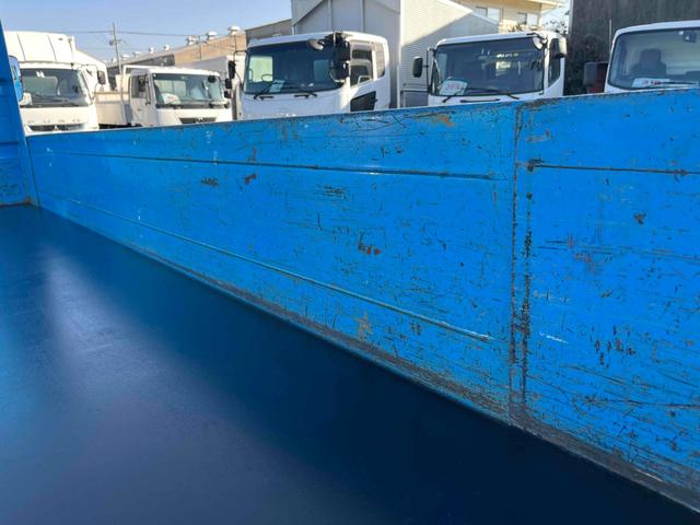 エルフトラック ２ｔ積み全低床ダンプ　５速ＭＴ　４ナンバー　５ｔ限定免許対応　２ｔダンプ　全低床　４ナンバー車　５速ＭＴ　新明和製３方開ボディー　荷台内寸長３０５幅１６０高３２ｃｍ　リヤ荷台地上高８５ｃｍ　車両総重量４９７５キロ　５ｔ限定免許対応車（34枚目）