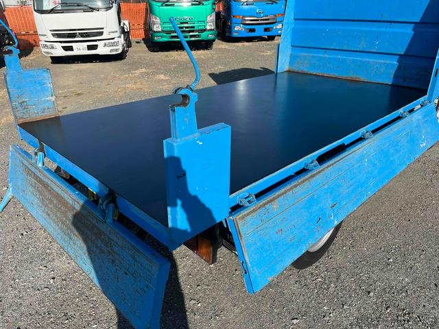 エルフトラック ２ｔ積み全低床ダンプ　５速ＭＴ　４ナンバー　５ｔ限定免許対応　２ｔダンプ　全低床　４ナンバー車　５速ＭＴ　新明和製３方開ボディー　荷台内寸長３０５幅１６０高３２ｃｍ　リヤ荷台地上高８５ｃｍ　車両総重量４９７５キロ　５ｔ限定免許対応車（35枚目）