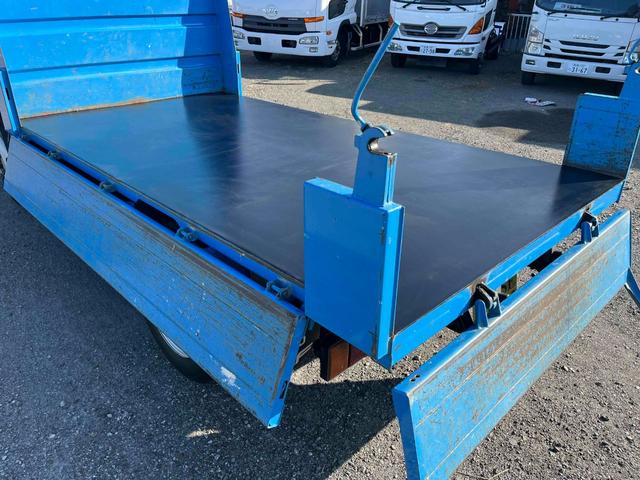 エルフトラック ２ｔ積み全低床ダンプ　５速ＭＴ　４ナンバー　５ｔ限定免許対応　２ｔダンプ　全低床　４ナンバー車　５速ＭＴ　新明和製３方開ボディー　荷台内寸長３０５幅１６０高３２ｃｍ　リヤ荷台地上高８５ｃｍ　車両総重量４９７５キロ　５ｔ限定免許対応車（36枚目）