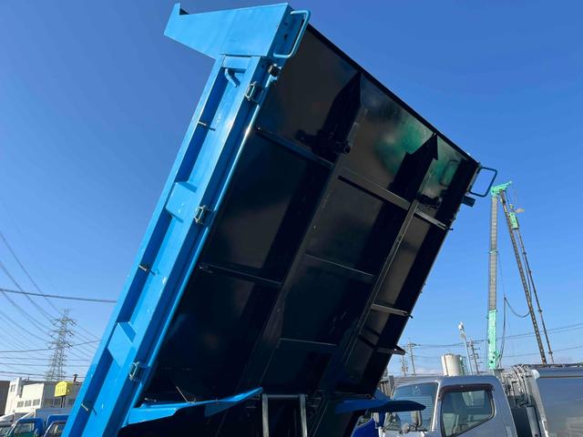 エルフトラック ２ｔ積み全低床ダンプ　５速ＭＴ　４ナンバー　５ｔ限定免許対応　２ｔダンプ　全低床　４ナンバー車　５速ＭＴ　新明和製３方開ボディー　荷台内寸長３０５幅１６０高３２ｃｍ　リヤ荷台地上高８５ｃｍ　車両総重量４９７５キロ　５ｔ限定免許対応車（38枚目）