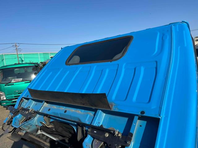 エルフトラック ２ｔ積み全低床ダンプ　５速ＭＴ　４ナンバー　５ｔ限定免許対応　２ｔダンプ　全低床　４ナンバー車　５速ＭＴ　新明和製３方開ボディー　荷台内寸長３０５幅１６０高３２ｃｍ　リヤ荷台地上高８５ｃｍ　車両総重量４９７５キロ　５ｔ限定免許対応車（43枚目）