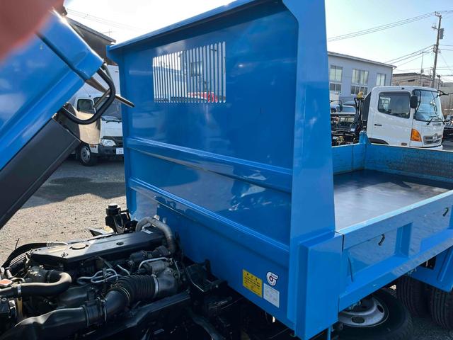エルフトラック ２ｔ積み全低床ダンプ　５速ＭＴ　４ナンバー　５ｔ限定免許対応　２ｔダンプ　全低床　４ナンバー車　５速ＭＴ　新明和製３方開ボディー　荷台内寸長３０５幅１６０高３２ｃｍ　リヤ荷台地上高８５ｃｍ　車両総重量４９７５キロ　５ｔ限定免許対応車（44枚目）