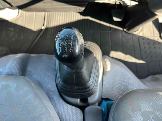 エルフトラック ２ｔ積み全低床ダンプ　５速ＭＴ　４ナンバー　５ｔ限定免許対応　２ｔダンプ　全低床　４ナンバー車　５速ＭＴ　新明和製３方開ボディー　荷台内寸長３０５幅１６０高３２ｃｍ　リヤ荷台地上高８５ｃｍ　車両総重量４９７５キロ　５ｔ限定免許対応車（49枚目）