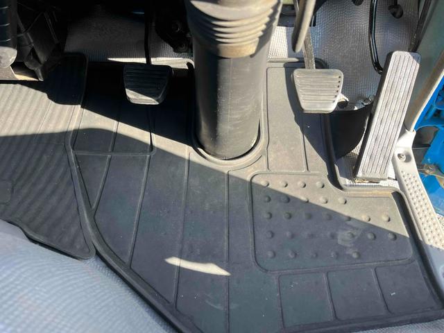 エルフトラック ２ｔ積み全低床ダンプ　５速ＭＴ　４ナンバー　５ｔ限定免許対応　２ｔダンプ　全低床　４ナンバー車　５速ＭＴ　新明和製３方開ボディー　荷台内寸長３０５幅１６０高３２ｃｍ　リヤ荷台地上高８５ｃｍ　車両総重量４９７５キロ　５ｔ限定免許対応車（50枚目）