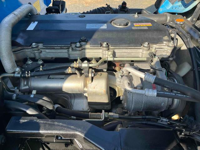 エルフトラック ２ｔ積み全低床ダンプ　５速ＭＴ　４ナンバー　５ｔ限定免許対応　２ｔダンプ　全低床　４ナンバー車　５速ＭＴ　新明和製３方開ボディー　荷台内寸長３０５幅１６０高３２ｃｍ　リヤ荷台地上高８５ｃｍ　車両総重量４９７５キロ　５ｔ限定免許対応車（53枚目）