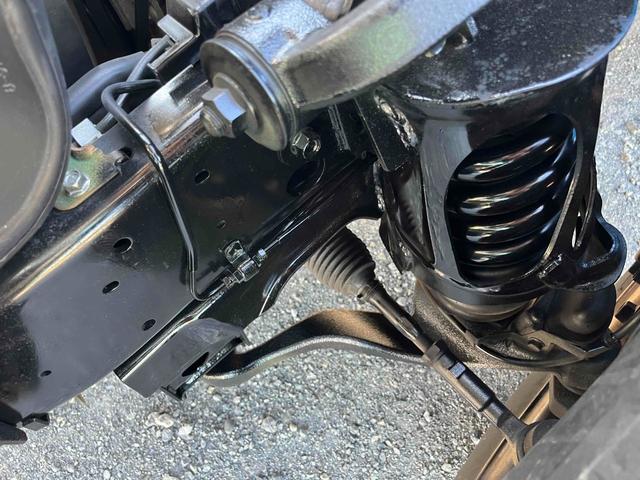 エルフトラック ２ｔ積み全低床ダンプ　５速ＭＴ　４ナンバー　５ｔ限定免許対応　２ｔダンプ　全低床　４ナンバー車　５速ＭＴ　新明和製３方開ボディー　荷台内寸長３０５幅１６０高３２ｃｍ　リヤ荷台地上高８５ｃｍ　車両総重量４９７５キロ　５ｔ限定免許対応車（55枚目）