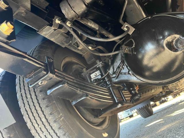 エルフトラック ２ｔ積み全低床ダンプ　５速ＭＴ　４ナンバー　５ｔ限定免許対応　２ｔダンプ　全低床　４ナンバー車　５速ＭＴ　新明和製３方開ボディー　荷台内寸長３０５幅１６０高３２ｃｍ　リヤ荷台地上高８５ｃｍ　車両総重量４９７５キロ　５ｔ限定免許対応車（56枚目）