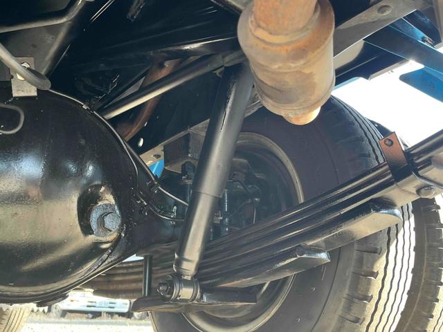 エルフトラック ２ｔ積み全低床ダンプ　５速ＭＴ　４ナンバー　５ｔ限定免許対応　２ｔダンプ　全低床　４ナンバー車　５速ＭＴ　新明和製３方開ボディー　荷台内寸長３０５幅１６０高３２ｃｍ　リヤ荷台地上高８５ｃｍ　車両総重量４９７５キロ　５ｔ限定免許対応車（57枚目）