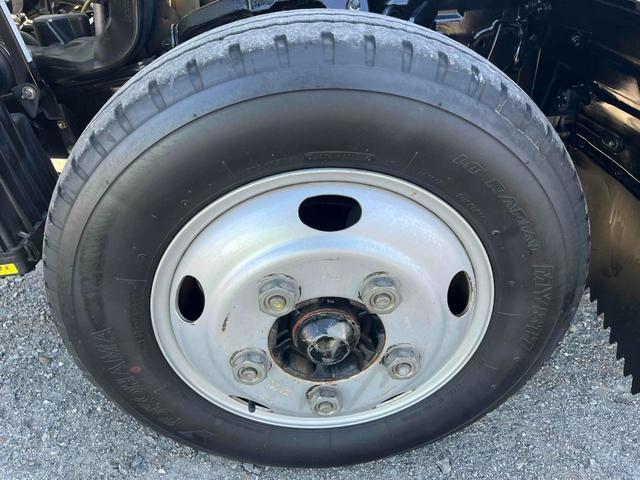 エルフトラック ２ｔ積み全低床ダンプ　５速ＭＴ　４ナンバー　５ｔ限定免許対応　２ｔダンプ　全低床　４ナンバー車　５速ＭＴ　新明和製３方開ボディー　荷台内寸長３０５幅１６０高３２ｃｍ　リヤ荷台地上高８５ｃｍ　車両総重量４９７５キロ　５ｔ限定免許対応車（58枚目）