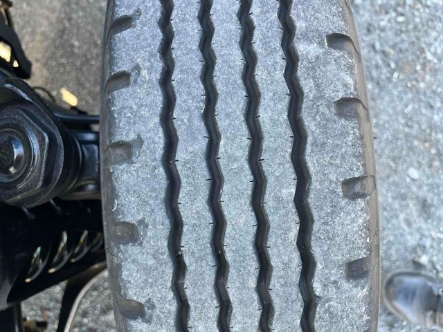 エルフトラック ２ｔ積み全低床ダンプ　５速ＭＴ　４ナンバー　５ｔ限定免許対応　２ｔダンプ　全低床　４ナンバー車　５速ＭＴ　新明和製３方開ボディー　荷台内寸長３０５幅１６０高３２ｃｍ　リヤ荷台地上高８５ｃｍ　車両総重量４９７５キロ　５ｔ限定免許対応車（59枚目）