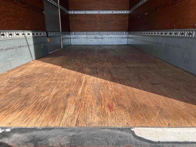 デュトロ 跳ね上げゲート蓋２．９５ｔ積み標準ロングアルミバンＡＴ　２．９５ｔ積み標準ロングアルミバン　４Ｌディーゼルターボ　ＡＴ車　車検Ｒ９年１月１３日　跳上パワーゲート蓋　助手席側サイド扉付　ラッシングレール２段　車両総重量６４４５キロ（7枚目）