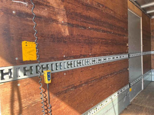 デュトロ 跳ね上げゲート蓋２．９５ｔ積み標準ロングアルミバンＡＴ　２．９５ｔ積み標準ロングアルミバン　４Ｌディーゼルターボ　ＡＴ車　車検Ｒ９年１月１３日　跳上パワーゲート蓋　助手席側サイド扉付　ラッシングレール２段　車両総重量６４４５キロ（8枚目）