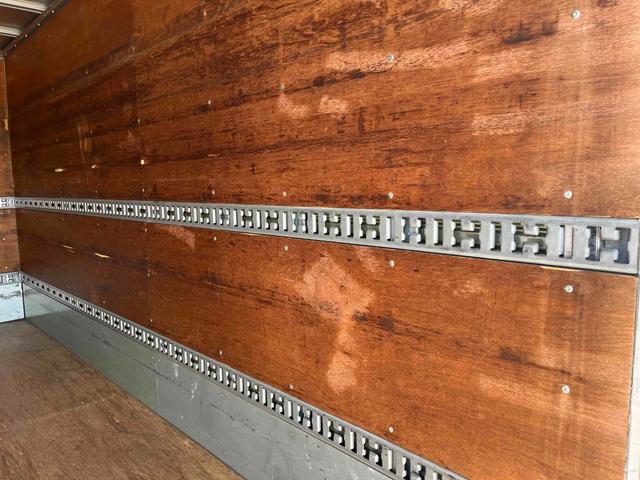 デュトロ 跳ね上げゲート蓋２．９５ｔ積み標準ロングアルミバンＡＴ　２．９５ｔ積み標準ロングアルミバン　４Ｌディーゼルターボ　ＡＴ車　車検Ｒ９年１月１３日　跳上パワーゲート蓋　助手席側サイド扉付　ラッシングレール２段　車両総重量６４４５キロ（9枚目）