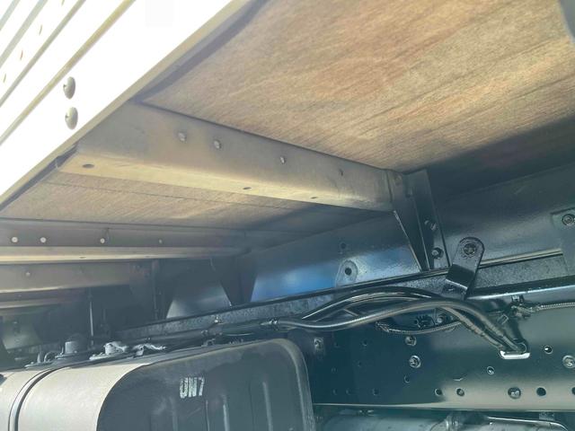 デュトロ 跳ね上げゲート蓋２．９５ｔ積み標準ロングアルミバンＡＴ　２．９５ｔ積み標準ロングアルミバン　４Ｌディーゼルターボ　ＡＴ車　車検Ｒ９年１月１３日　跳上パワーゲート蓋　助手席側サイド扉付　ラッシングレール２段　車両総重量６４４５キロ（10枚目）