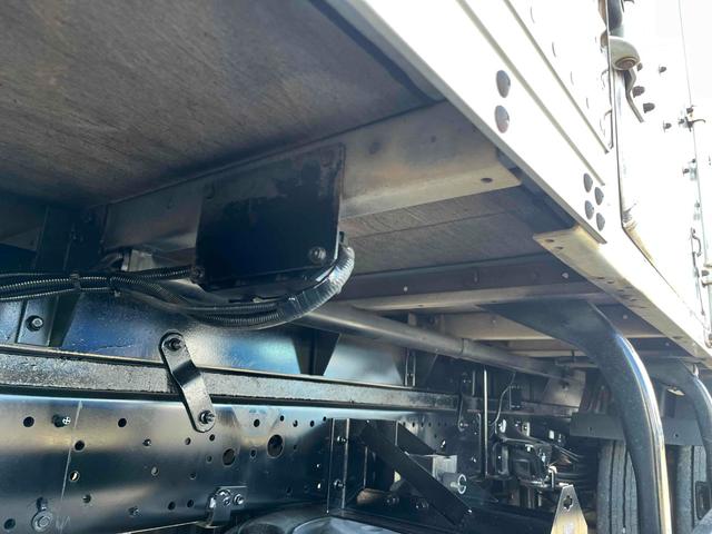 デュトロ 跳ね上げゲート蓋２．９５ｔ積み標準ロングアルミバンＡＴ　２．９５ｔ積み標準ロングアルミバン　４Ｌディーゼルターボ　ＡＴ車　車検Ｒ９年１月１３日　跳上パワーゲート蓋　助手席側サイド扉付　ラッシングレール２段　車両総重量６４４５キロ（11枚目）