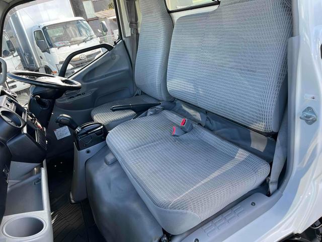 デュトロ 跳ね上げゲート蓋２．９５ｔ積み標準ロングアルミバンＡＴ　２．９５ｔ積み標準ロングアルミバン　４Ｌディーゼルターボ　ＡＴ車　車検Ｒ９年１月１３日　跳上パワーゲート蓋　助手席側サイド扉付　ラッシングレール２段　車両総重量６４４５キロ（16枚目）