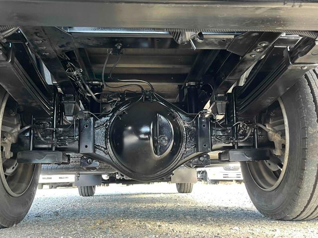 デュトロ 跳ね上げゲート蓋２．９５ｔ積み標準ロングアルミバンＡＴ　２．９５ｔ積み標準ロングアルミバン　４Ｌディーゼルターボ　ＡＴ車　車検Ｒ９年１月１３日　跳上パワーゲート蓋　助手席側サイド扉付　ラッシングレール２段　車両総重量６４４５キロ（18枚目）