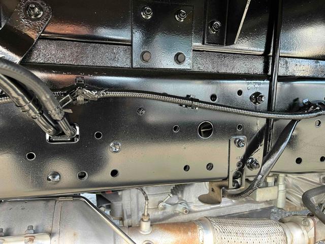 デュトロ 跳ね上げゲート蓋２．９５ｔ積み標準ロングアルミバンＡＴ　２．９５ｔ積み標準ロングアルミバン　４Ｌディーゼルターボ　ＡＴ車　車検Ｒ９年１月１３日　跳上パワーゲート蓋　助手席側サイド扉付　ラッシングレール２段　車両総重量６４４５キロ（19枚目）