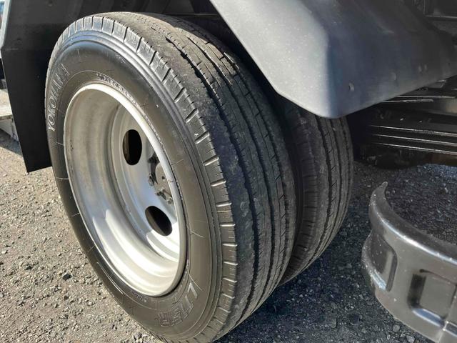 デュトロ 跳ね上げゲート蓋２．９５ｔ積み標準ロングアルミバンＡＴ　２．９５ｔ積み標準ロングアルミバン　４Ｌディーゼルターボ　ＡＴ車　車検Ｒ９年１月１３日　跳上パワーゲート蓋　助手席側サイド扉付　ラッシングレール２段　車両総重量６４４５キロ（20枚目）