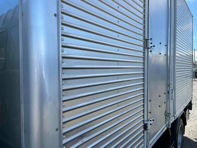 デュトロ 跳ね上げゲート蓋２．９５ｔ積み標準ロングアルミバンＡＴ　２．９５ｔ積み標準ロングアルミバン　４Ｌディーゼルターボ　ＡＴ車　車検Ｒ９年１月１３日　跳上パワーゲート蓋　助手席側サイド扉付　ラッシングレール２段　車両総重量６４４５キロ（27枚目）