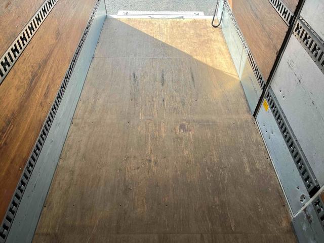 デュトロ 跳ね上げゲート蓋２．９５ｔ積み標準ロングアルミバンＡＴ　２．９５ｔ積み標準ロングアルミバン　４Ｌディーゼルターボ　ＡＴ車　車検Ｒ９年１月１３日　跳上パワーゲート蓋　助手席側サイド扉付　ラッシングレール２段　車両総重量６４４５キロ（30枚目）