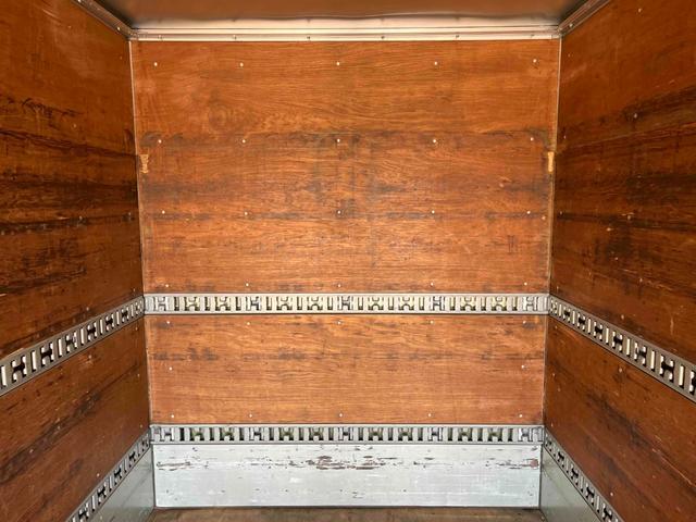 デュトロ 跳ね上げゲート蓋２．９５ｔ積み標準ロングアルミバンＡＴ　２．９５ｔ積み標準ロングアルミバン　４Ｌディーゼルターボ　ＡＴ車　車検Ｒ９年１月１３日　跳上パワーゲート蓋　助手席側サイド扉付　ラッシングレール２段　車両総重量６４４５キロ（31枚目）