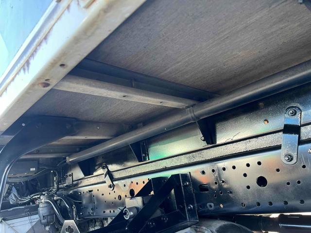 デュトロ 跳ね上げゲート蓋２．９５ｔ積み標準ロングアルミバンＡＴ　２．９５ｔ積み標準ロングアルミバン　４Ｌディーゼルターボ　ＡＴ車　車検Ｒ９年１月１３日　跳上パワーゲート蓋　助手席側サイド扉付　ラッシングレール２段　車両総重量６４４５キロ（32枚目）