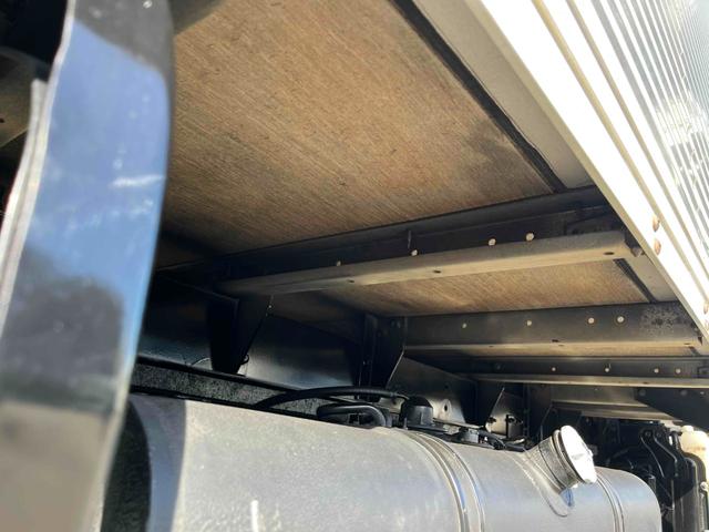 デュトロ 跳ね上げゲート蓋２．９５ｔ積み標準ロングアルミバンＡＴ　２．９５ｔ積み標準ロングアルミバン　４Ｌディーゼルターボ　ＡＴ車　車検Ｒ９年１月１３日　跳上パワーゲート蓋　助手席側サイド扉付　ラッシングレール２段　車両総重量６４４５キロ（33枚目）