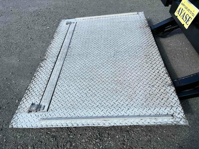 デュトロ 跳ね上げゲート蓋２．９５ｔ積み標準ロングアルミバンＡＴ　２．９５ｔ積み標準ロングアルミバン　４Ｌディーゼルターボ　ＡＴ車　車検Ｒ９年１月１３日　跳上パワーゲート蓋　助手席側サイド扉付　ラッシングレール２段　車両総重量６４４５キロ（34枚目）