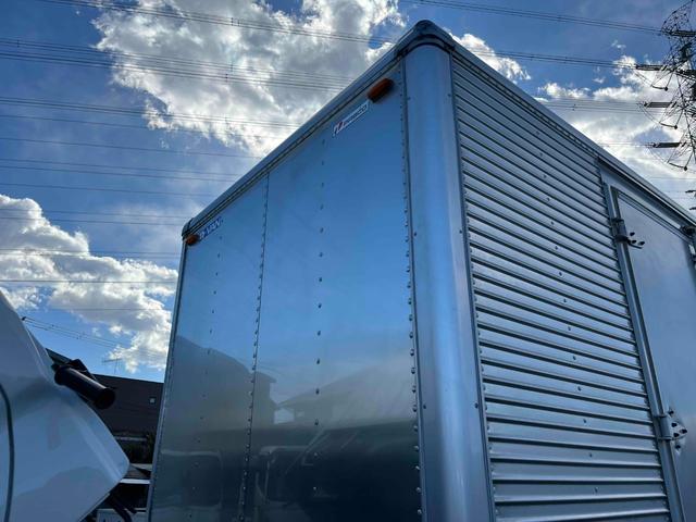 デュトロ 跳ね上げゲート蓋２．９５ｔ積み標準ロングアルミバンＡＴ　２．９５ｔ積み標準ロングアルミバン　４Ｌディーゼルターボ　ＡＴ車　車検Ｒ９年１月１３日　跳上パワーゲート蓋　助手席側サイド扉付　ラッシングレール２段　車両総重量６４４５キロ（40枚目）