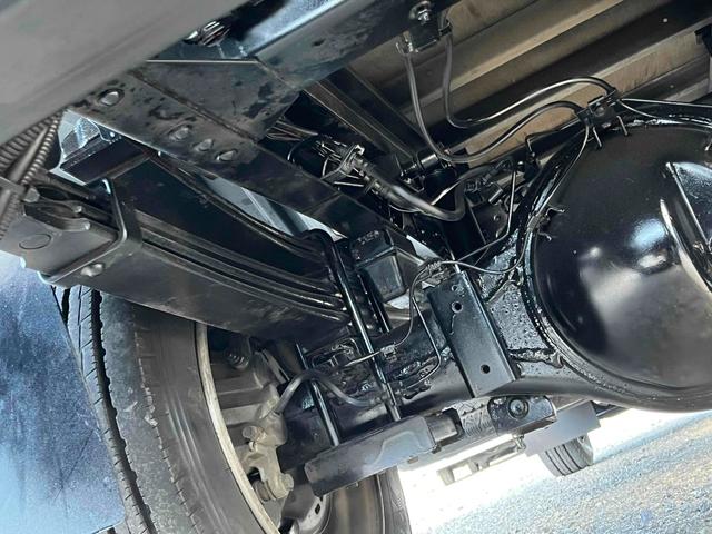 デュトロ 跳ね上げゲート蓋２．９５ｔ積み標準ロングアルミバンＡＴ　２．９５ｔ積み標準ロングアルミバン　４Ｌディーゼルターボ　ＡＴ車　車検Ｒ９年１月１３日　跳上パワーゲート蓋　助手席側サイド扉付　ラッシングレール２段　車両総重量６４４５キロ（50枚目）