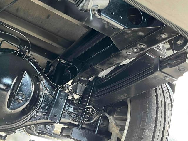 デュトロ 跳ね上げゲート蓋２．９５ｔ積み標準ロングアルミバンＡＴ　２．９５ｔ積み標準ロングアルミバン　４Ｌディーゼルターボ　ＡＴ車　車検Ｒ９年１月１３日　跳上パワーゲート蓋　助手席側サイド扉付　ラッシングレール２段　車両総重量６４４５キロ（51枚目）