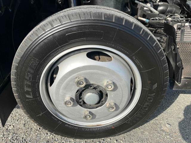 デュトロ 跳ね上げゲート蓋２．９５ｔ積み標準ロングアルミバンＡＴ　２．９５ｔ積み標準ロングアルミバン　４Ｌディーゼルターボ　ＡＴ車　車検Ｒ９年１月１３日　跳上パワーゲート蓋　助手席側サイド扉付　ラッシングレール２段　車両総重量６４４５キロ（52枚目）