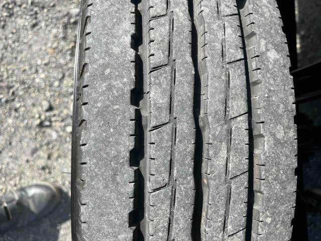 デュトロ 跳ね上げゲート蓋２．９５ｔ積み標準ロングアルミバンＡＴ　２．９５ｔ積み標準ロングアルミバン　４Ｌディーゼルターボ　ＡＴ車　車検Ｒ９年１月１３日　跳上パワーゲート蓋　助手席側サイド扉付　ラッシングレール２段　車両総重量６４４５キロ（53枚目）