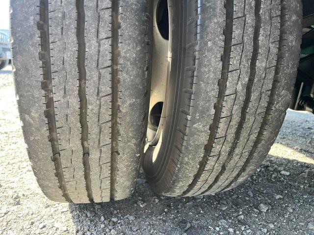 デュトロ 跳ね上げゲート蓋２．９５ｔ積み標準ロングアルミバンＡＴ　２．９５ｔ積み標準ロングアルミバン　４Ｌディーゼルターボ　ＡＴ車　車検Ｒ９年１月１３日　跳上パワーゲート蓋　助手席側サイド扉付　ラッシングレール２段　車両総重量６４４５キロ（54枚目）