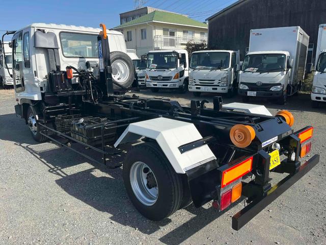 フォワード ３．９５ｔ積アームロール新明和Ｗシリンダー　フルキャブＭＴ　３．９５ｔ積み脱着装置付コンテナ専用車　７．１６Ｌディーゼルターボ　５速ＭＴ　フルキャブ車　塗装済み　新明和製アームロール　ＣＣＡ４－４０　ツインホイスト　タイヤ山８分　車両総重量７９６５キロ（4枚目）