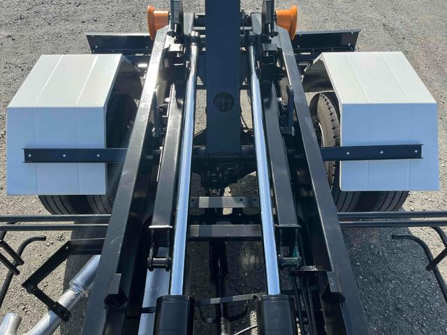 フォワード ３．９５ｔ積アームロール新明和Ｗシリンダー　フルキャブＭＴ　３．９５ｔ積み脱着装置付コンテナ専用車　７．１６Ｌディーゼルターボ　５速ＭＴ　フルキャブ車　塗装済み　新明和製アームロール　ＣＣＡ４－４０　ツインホイスト　タイヤ山８分　車両総重量７９６５キロ（7枚目）