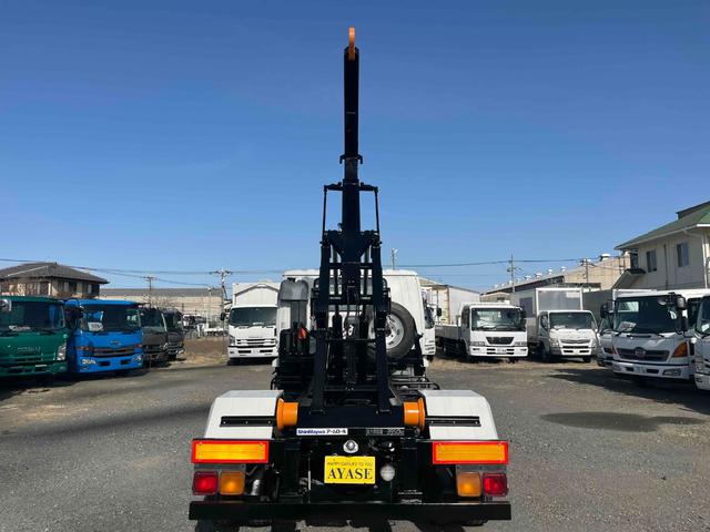 フォワード ３．９５ｔ積アームロール新明和Ｗシリンダー　フルキャブＭＴ　３．９５ｔ積み脱着装置付コンテナ専用車　７．１６Ｌディーゼルターボ　５速ＭＴ　フルキャブ車　塗装済み　新明和製アームロール　ＣＣＡ４－４０　ツインホイスト　タイヤ山８分　車両総重量７９６５キロ（9枚目）