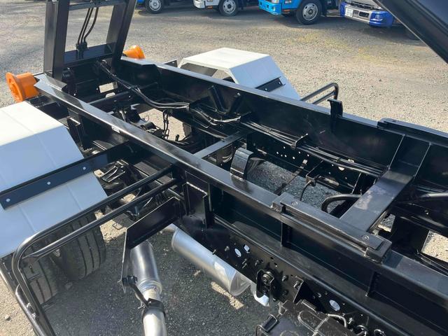 フォワード ３．９５ｔ積アームロール新明和Ｗシリンダー　フルキャブＭＴ　３．９５ｔ積み脱着装置付コンテナ専用車　７．１６Ｌディーゼルターボ　５速ＭＴ　フルキャブ車　塗装済み　新明和製アームロール　ＣＣＡ４－４０　ツインホイスト　タイヤ山８分　車両総重量７９６５キロ（10枚目）