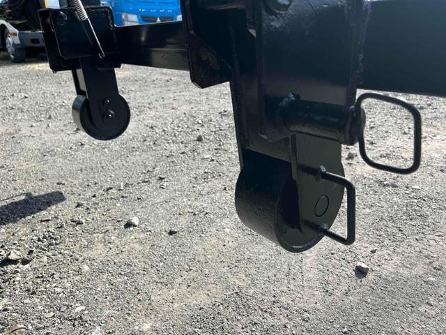 フォワード ３．９５ｔ積アームロール新明和Ｗシリンダー　フルキャブＭＴ　３．９５ｔ積み脱着装置付コンテナ専用車　７．１６Ｌディーゼルターボ　５速ＭＴ　フルキャブ車　塗装済み　新明和製アームロール　ＣＣＡ４－４０　ツインホイスト　タイヤ山８分　車両総重量７９６５キロ（13枚目）