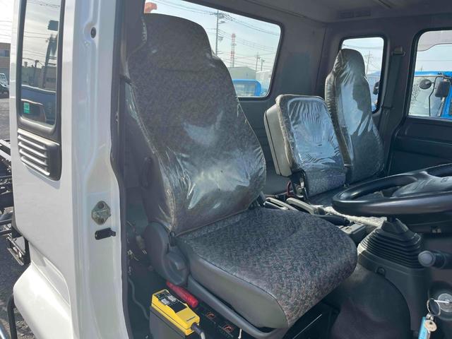 フォワード ３．９５ｔ積アームロール新明和Ｗシリンダー　フルキャブＭＴ　３．９５ｔ積み脱着装置付コンテナ専用車　７．１６Ｌディーゼルターボ　５速ＭＴ　フルキャブ車　塗装済み　新明和製アームロール　ＣＣＡ４－４０　ツインホイスト　タイヤ山８分　車両総重量７９６５キロ（14枚目）