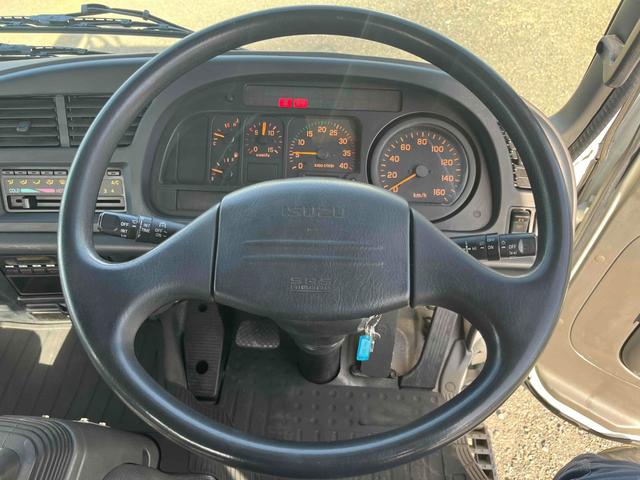 フォワード ３．９５ｔ積アームロール新明和Ｗシリンダー　フルキャブＭＴ　３．９５ｔ積み脱着装置付コンテナ専用車　７．１６Ｌディーゼルターボ　５速ＭＴ　フルキャブ車　塗装済み　新明和製アームロール　ＣＣＡ４－４０　ツインホイスト　タイヤ山８分　車両総重量７９６５キロ（15枚目）