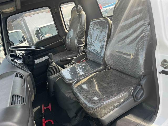 フォワード ３．９５ｔ積アームロール新明和Ｗシリンダー　フルキャブＭＴ　３．９５ｔ積み脱着装置付コンテナ専用車　７．１６Ｌディーゼルターボ　５速ＭＴ　フルキャブ車　塗装済み　新明和製アームロール　ＣＣＡ４－４０　ツインホイスト　タイヤ山８分　車両総重量７９６５キロ（16枚目）