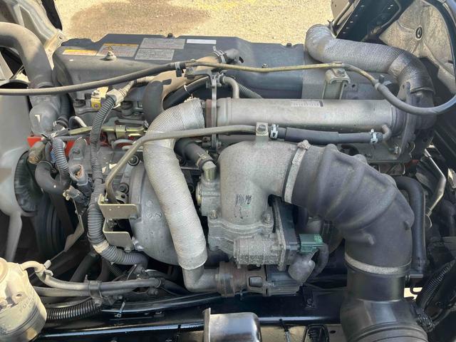 フォワード ３．９５ｔ積アームロール新明和Ｗシリンダー　フルキャブＭＴ　３．９５ｔ積み脱着装置付コンテナ専用車　７．１６Ｌディーゼルターボ　５速ＭＴ　フルキャブ車　塗装済み　新明和製アームロール　ＣＣＡ４－４０　ツインホイスト　タイヤ山８分　車両総重量７９６５キロ（17枚目）