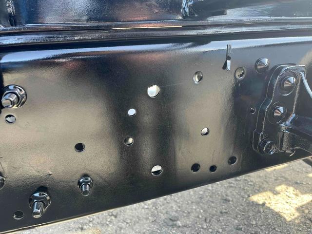 フォワード ３．９５ｔ積アームロール新明和Ｗシリンダー　フルキャブＭＴ　３．９５ｔ積み脱着装置付コンテナ専用車　７．１６Ｌディーゼルターボ　５速ＭＴ　フルキャブ車　塗装済み　新明和製アームロール　ＣＣＡ４－４０　ツインホイスト　タイヤ山８分　車両総重量７９６５キロ（19枚目）