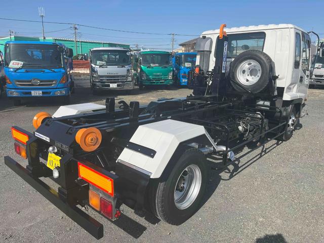 フォワード ３．９５ｔ積アームロール新明和Ｗシリンダー　フルキャブＭＴ　３．９５ｔ積み脱着装置付コンテナ専用車　７．１６Ｌディーゼルターボ　５速ＭＴ　フルキャブ車　塗装済み　新明和製アームロール　ＣＣＡ４－４０　ツインホイスト　タイヤ山８分　車両総重量７９６５キロ（23枚目）