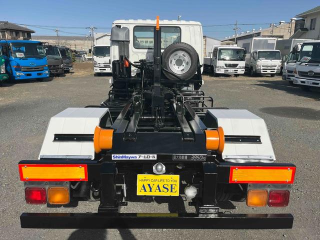 フォワード ３．９５ｔ積アームロール新明和Ｗシリンダー　フルキャブＭＴ　３．９５ｔ積み脱着装置付コンテナ専用車　７．１６Ｌディーゼルターボ　５速ＭＴ　フルキャブ車　塗装済み　新明和製アームロール　ＣＣＡ４－４０　ツインホイスト　タイヤ山８分　車両総重量７９６５キロ（24枚目）